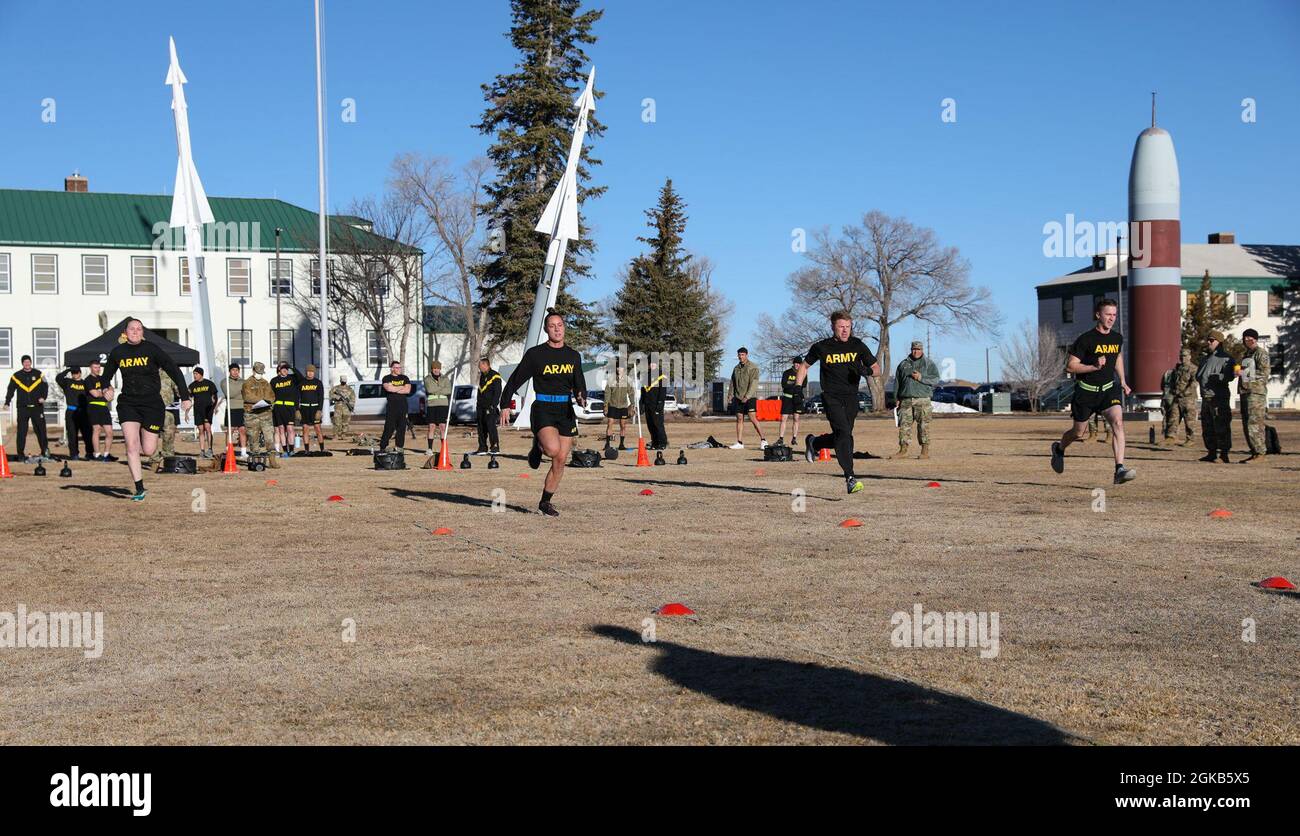 Die Teilnehmer der Nationalgarde der Arizona Army sprinten während des Sprints von der Startlinie, mischen, ziehen, tragen einen Teil des Fitness-Events des Arizona Best Warrior Competition 2021 im Camp Navajo, Bellemont, Arizona, am 2. März 2021. Die körperliche Fitness-Veranstaltung startete den ersten von vier Wettkampftagen, in denen Soldaten aus dem gesamten Bundesstaat Arizona um den Titel des besten Kriegers wetteifern, indem sie ihre Fähigkeiten in einer breiten Palette von Kriegeraufgaben unter Beweis stellen, von körperlicher Fitness, mehreren Waffen, taktischen Fähigkeiten und Kenntnissen, Wasser überleben, Land Nav Stockfoto