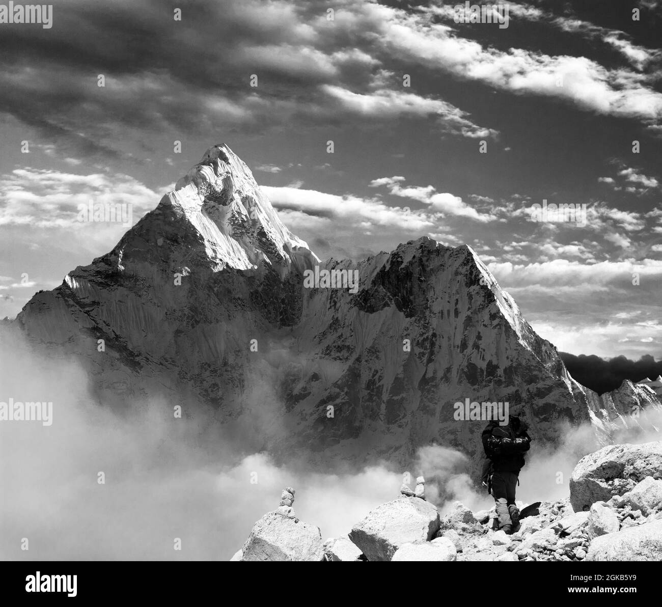 Schöne Aussicht auf Ama Dablam mit Touristen und schönen Wolken - Sagarmatha Nationalpark - Khumbu Tal - Trek nach Everest-Basislager - Nepal Stockfoto
