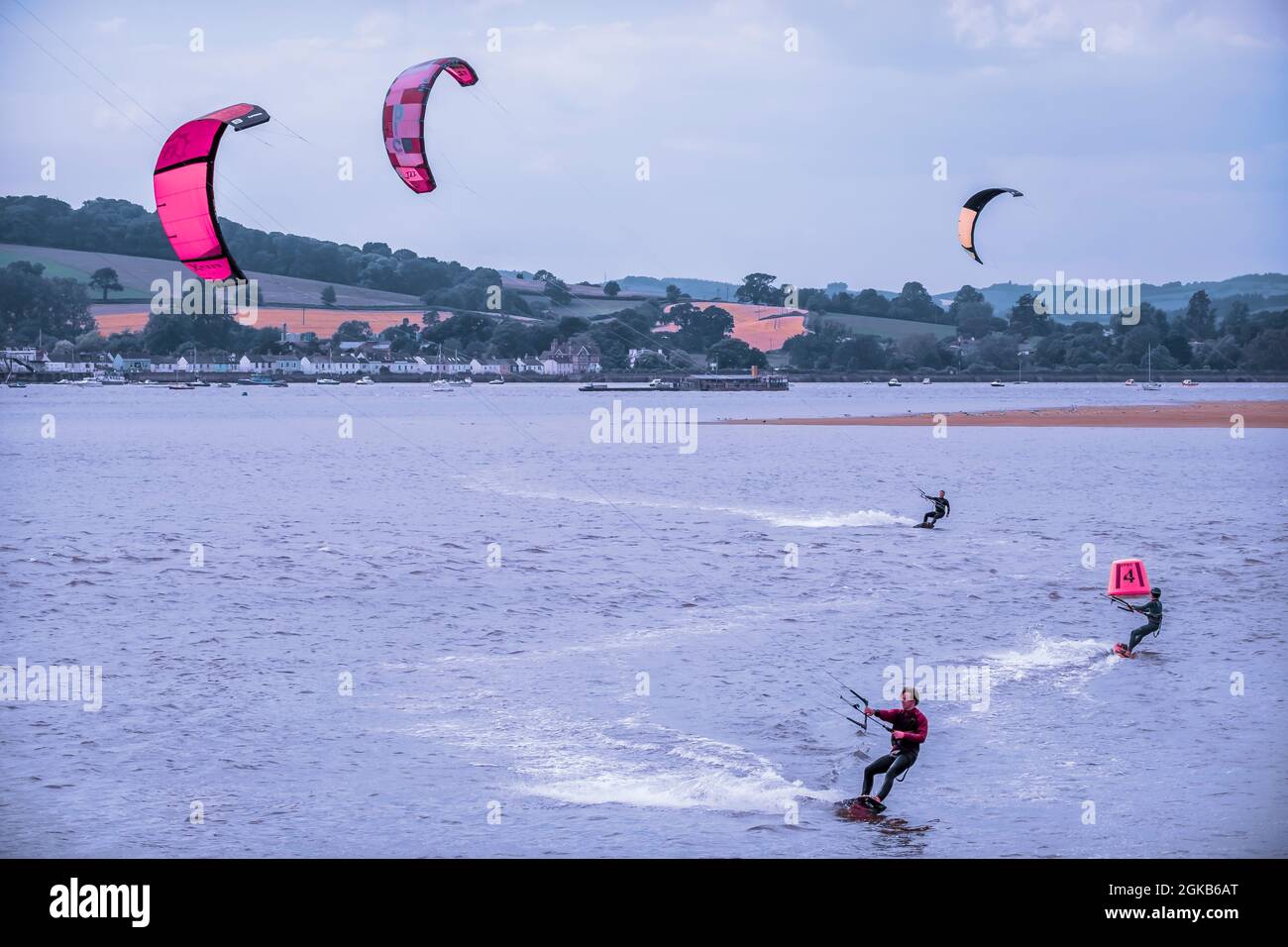 Kitesurfer an der Flussmündung. Stockfoto