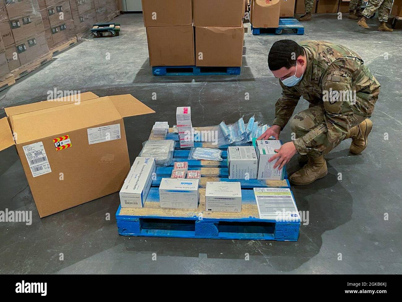 U.S. Army PFC. Brandon Rodriguez, der 133rd Composite Supply Company, 369th Sustainment Brigade, 53. Truppenkommando, zugewiesen wurde, bereitet eine Lieferung von Impfstoffkits für den Transport zu verschiedenen Impfstellen in den Stadtbezirken von New York City vor, um die staatlichen Bemühungen zu unterstützen, vom New Yorker Gesundheitsministerium durchgeführte Massenimpfungen gemäß COVID-19 zu liefern, Im Javits Convention Center in Manhattan, New York, 01. März 2021. Die Nationalgarde hat Hunderte von Wachmännern und Frauen, die zur Unterstützung des Personals an der Impfstelle eingesetzt werden. Die New Yorker Gesundheitsbehörde Stockfoto