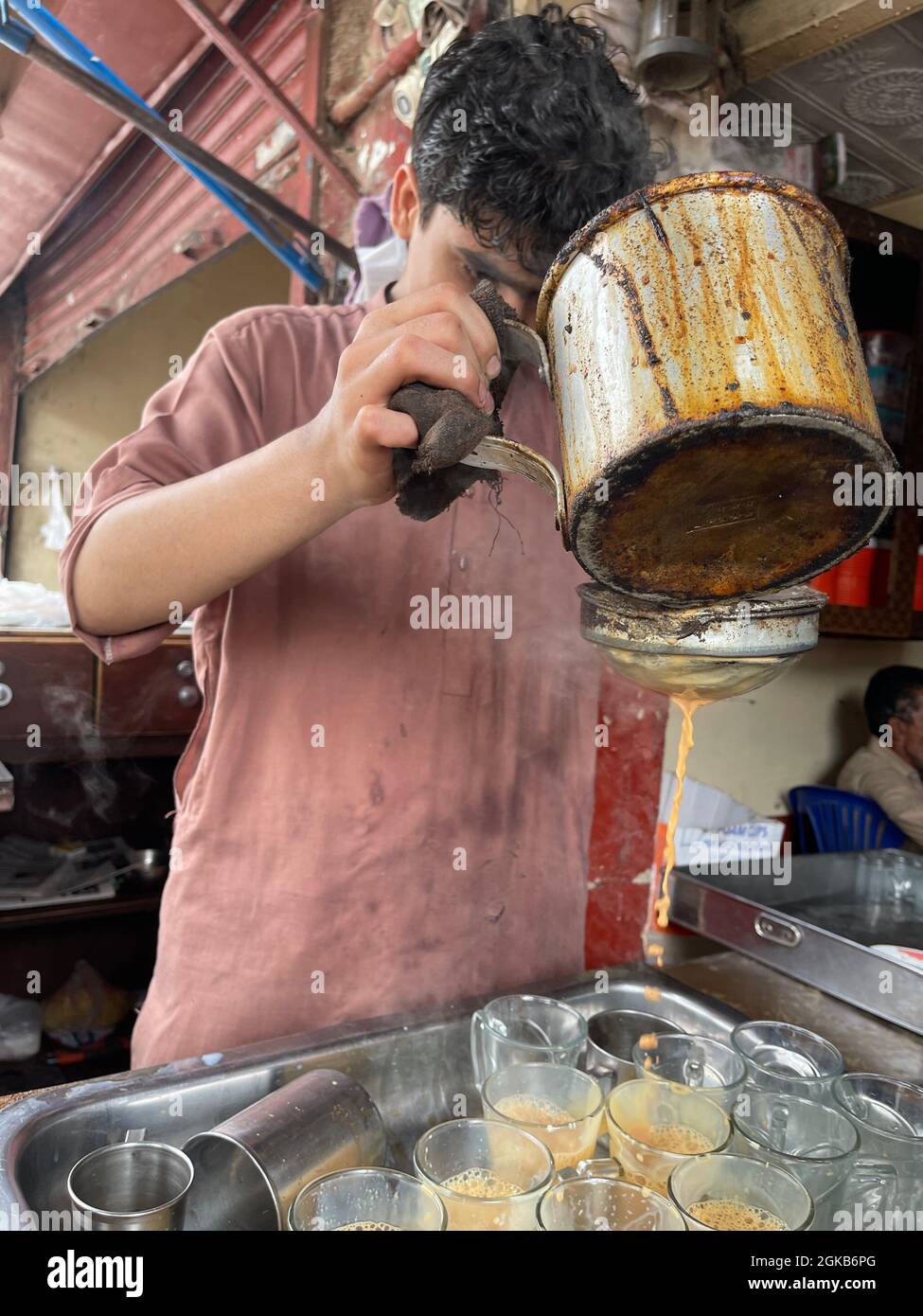 Traditionelles Pathan’s Chai Cafe auf einem Marktplatz in Karachi. Chai Dhaba. Bekannt als Teehotel Stockfoto