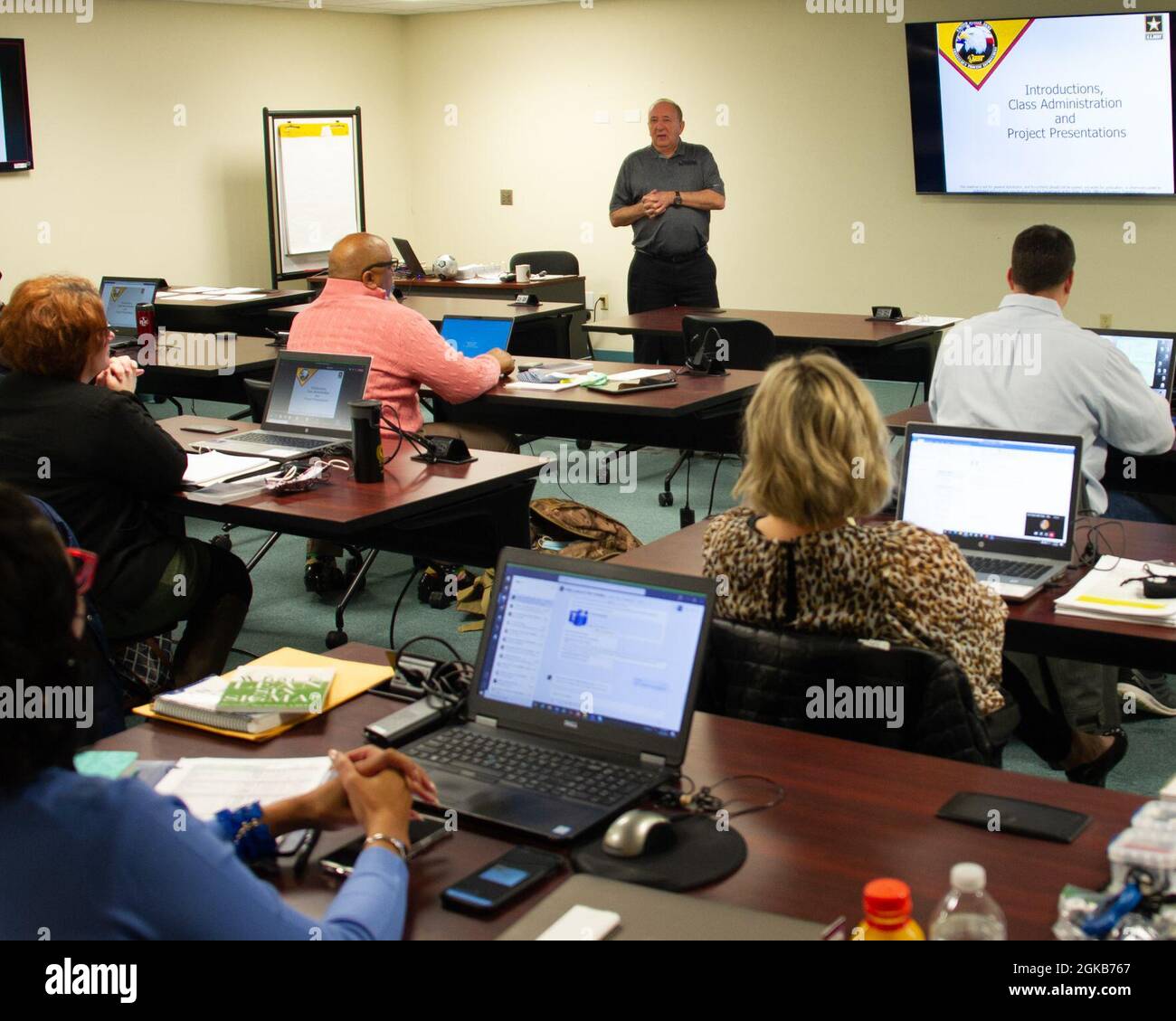 Die Studenten nehmen am 1. März 2021 an einem Lean Six Sigma Kurs in Fort McCoy, Wisconsin, Teil. Dieses Training ist Teil einer umfassenderen Garnisonsinitiative, um ihre Belegschaft durch Schulung und Schulung mit Tools und Techniken zur Verbesserung ihrer Projektmanagement-, Prozess- und Problemlösungsfähigkeiten zu entwickeln. Lean Six Sigma ist eine Methode, die die Leistung verbessert, indem Verschwendung systematisch beseitigt und Abweichungen in Arbeitsprozessen reduziert werden. Stockfoto