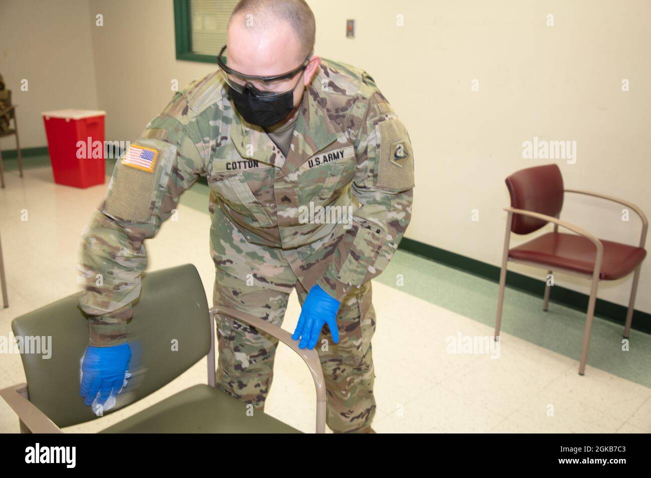 BOSTON -- Mitglieder des Teams der Massachusetts National Guard Chemical, Biological, Radiological, Nuclear (CBRN) dekontaminieren das East Boston Neighborhood Health Center, während Impfstoffe an Gemeindemitglieder verteilt werden, 1. März 2021. (Foto der Nationalgarde von Massachusetts von Sgt. Laura Berry, 1. Klasse) Stockfoto