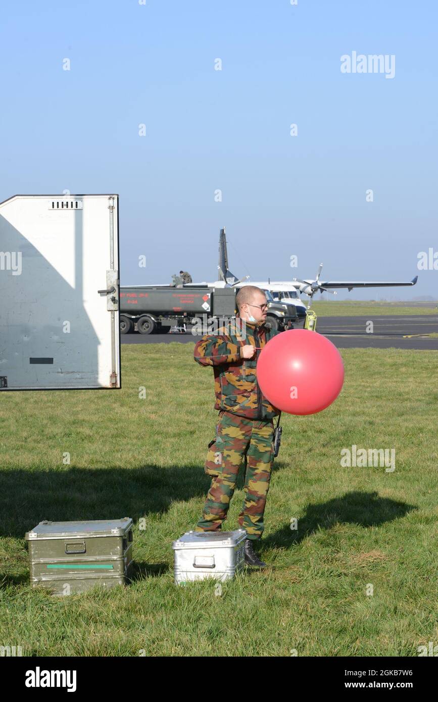 Belgischer Soldat mit 1. Bataillon von para Commando, stationiert in Diest Belgien, startet einen Ballon, um die Geschwindigkeit und Kraft des Windes vor dem Fallschirmabwurf während einer Trainingsübung in Verbindung mit dem 424. Air Base Squadron, US Air Force, 01. März 2021, zu messen. Stockfoto