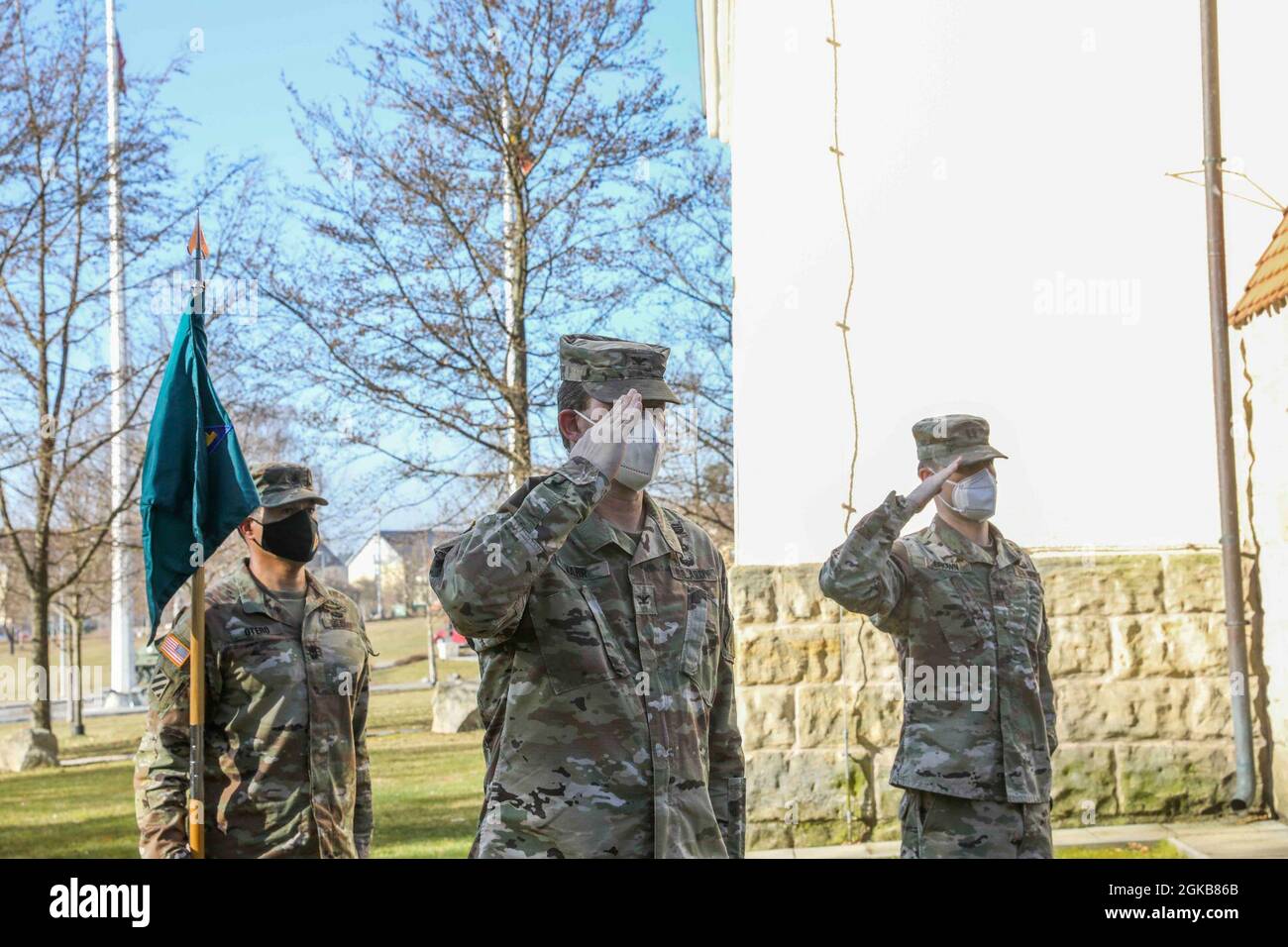 (Von links nach rechts) 1. Sgt. Raul Otero, Headquarters and Headquarters Company, erster Sergeant des 7. Armeetrainingskommandos, Col. Stephen Marr, 7. Generalstabschef der US-Streitkräfte, und Capt. Bobby Brown, scheidender HHC, 7. Generalkommandeur, grüßen während des Armeeliedes bei der Übergabe der Kommandozeremonie, Grafenwoehr, Deutschland, 2. März 2021. Capt. Brown wurde in das Army Congressional Fellowship Program aufgenommen und wird nach Washington D.C. reisen, um seinen Master-Abschluss zu machen, bevor er am Pagon arbeitet. Stockfoto