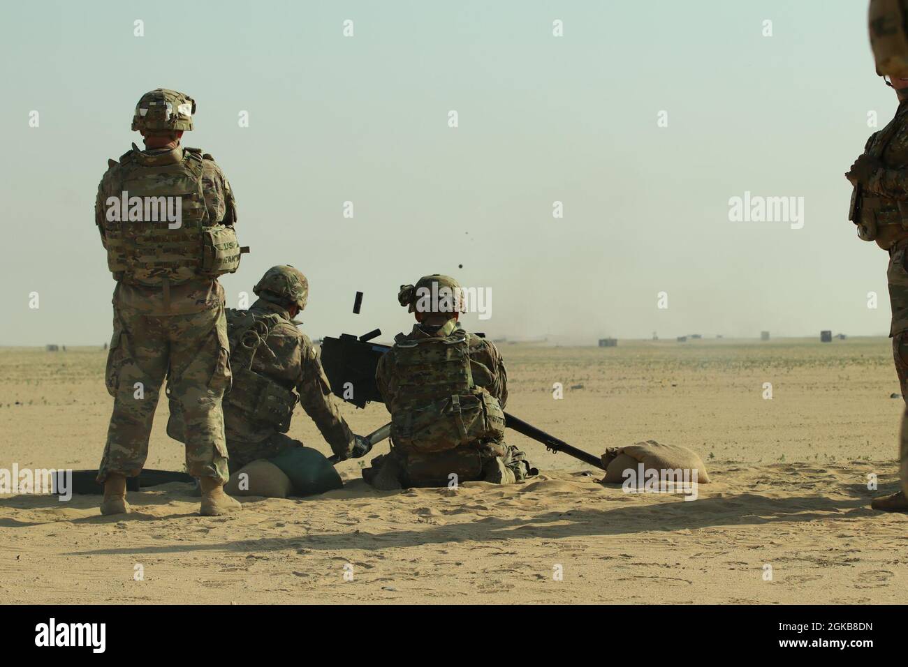 US-Soldaten mit dem 628. Aviation Support Bataillon, der 28. Expeditionary Combat Aviation Brigade, führen bei einer Übung im 28. Einsatzgebiet des ECAB im Nahen Osten Range-Operationen für den Mk-19-Granatwerfer und den M320-Granatwerfer durch. Stockfoto