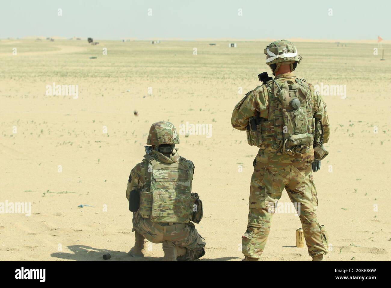 US-Soldaten mit dem 628. Aviation Support Bataillon, der 28. Expeditionary Combat Aviation Brigade, führen bei einer Übung im 28. Einsatzgebiet des ECAB im Nahen Osten Range-Operationen für den Mk-19-Granatwerfer und den M320-Granatwerfer durch. Stockfoto