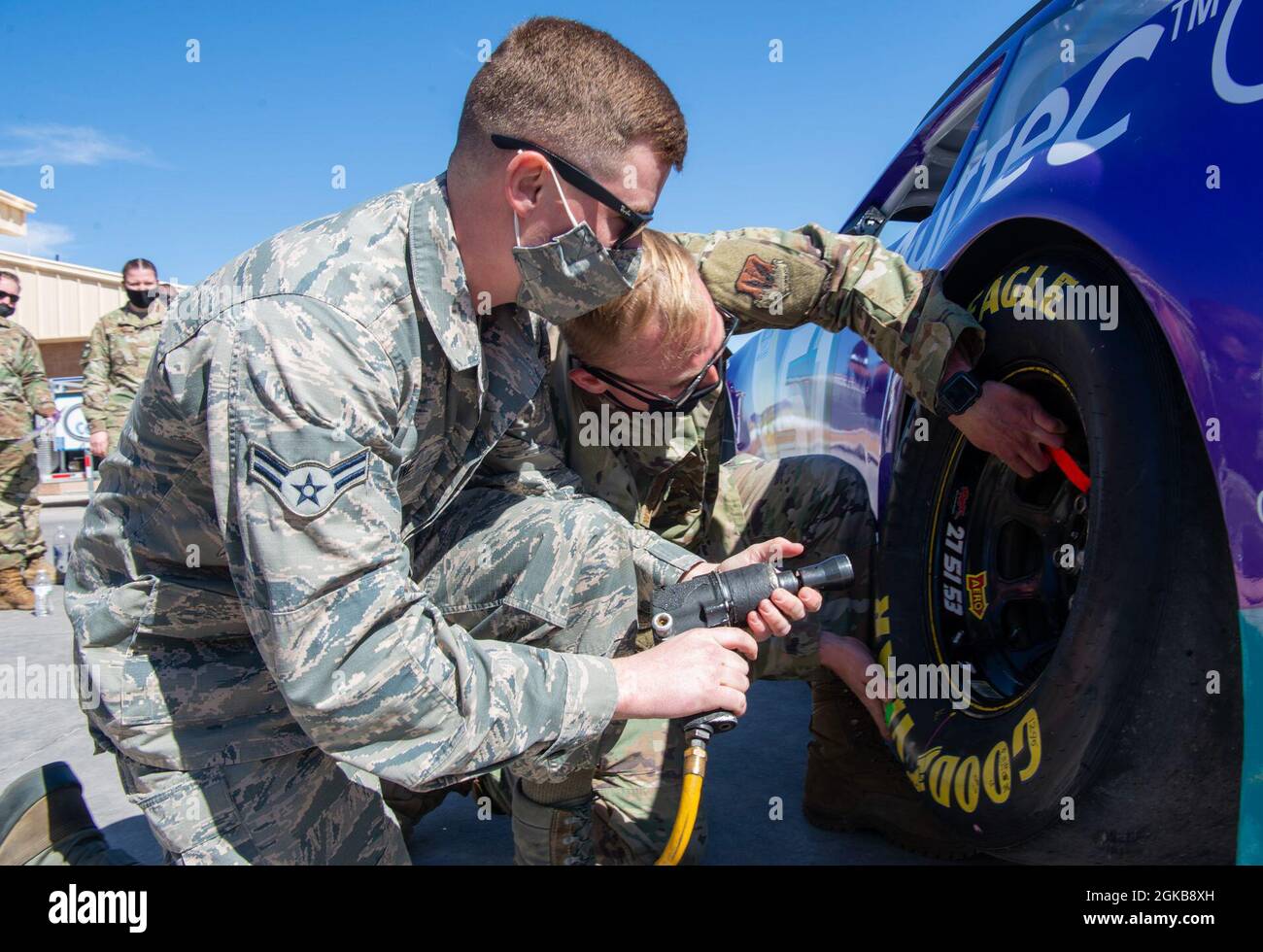US Air Force Airman First Class Matthew Bone und Staff Sgt. Conner Worthington, 99. Mechaniker von Logistics Readiness Squadron, nimmt am 2. März 2021 an einem Scheinstopp-Wettbewerb auf dem Luftwaffenstützpunkt Nellis, Nevada, Teil. Die Teilnehmer des „Mock Pit Stop“-Wettbewerbs mussten schnell und effizient zwei Reifen entfernen und wieder anbauen, um NASAutoreifen zu simulieren. Stockfoto