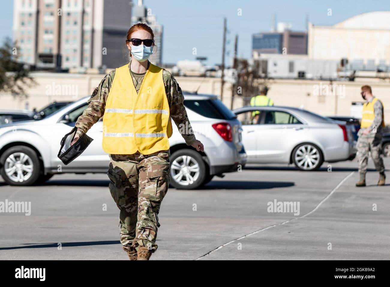 Der Senior Airman der US Air Force, Kirston Watson, führt am 2. März 2021 Chargen von Impfstoffen auf den 11 Bahnen des Impfzentrums COVID-19 im NRG Stadium in Houston durch. Die Impfstoffe werden in kleinen Chargen an die Bahnen abgegeben, um die Zeit zu minimieren, die vor der Verabreichung außerhalb der Kühlung verbracht wird. Das U.S. Northern Command setzt sich über die U.S. Army North weiterhin dafür ein, die Federal Emergency Management Agency im Rahmen der Reaktion der gesamten Regierung auf COVID-19 weiterhin flexibel und flexibel zu unterstützen. Stockfoto