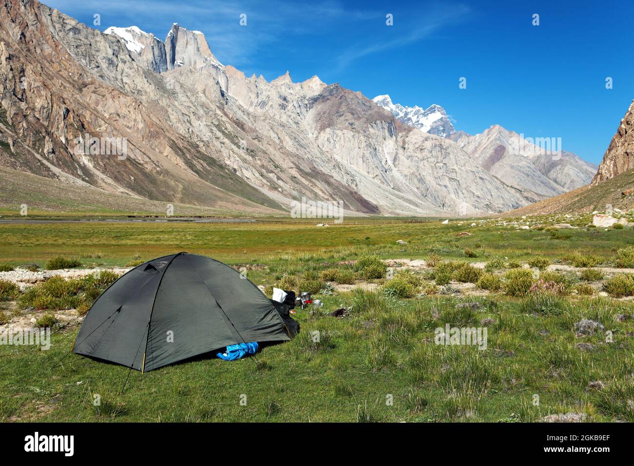 Zelt im Himalaya-Gebirge - wunderschönes Tal im Zanskar-Gebiet - Ladakh -  Jammu und Kaschmir - Indien Stockfotografie - Alamy