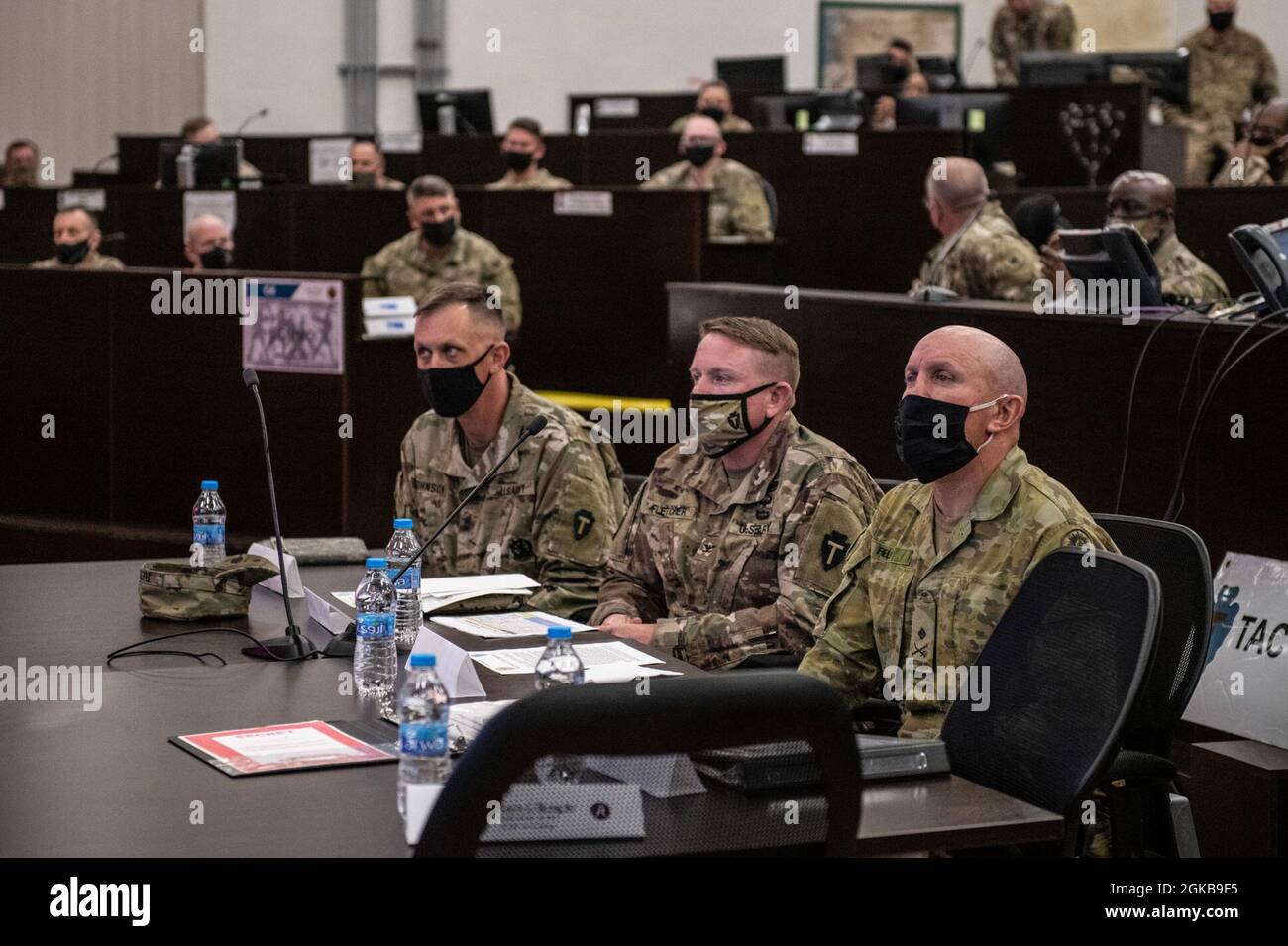 Der stellvertretende Kommandeur des Central Command der US-Armee, General Operations, Major General Chris Field, besucht das Vorwärtskommando der Task Force Spartan im Joint Training Center in Jordanien, um vom verantwortlichen Offizier, Col. Christopher Fletcher, im März 2 eine Übersicht über die Mission zu erhalten. TF Spartan-Jordan hat die militärischen Beziehungen der USA und Jordaniens durch bilaterale Schulungsveranstaltungen, Übungen und die Ausrichtung von Symposien für einen offenen Dialog über gelernte/bewährte Praktiken gestärkt. Durch die Operation Spartan Shield (OSS) unterhält die Task Force Spartan eine US-militärische Haltung in Südwestasien, die ausreicht, um zu stren Stockfoto