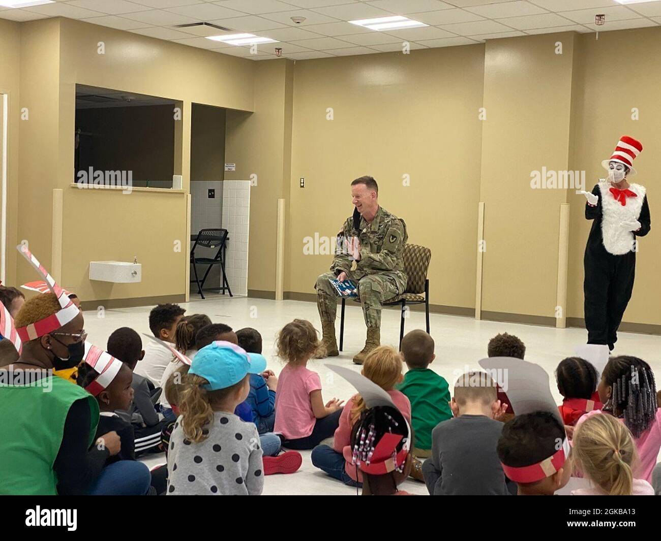 Garnisonskommandant Col. Glenn Mellor liest „die Katze im Hut“ von Dr. Seuss vor Kindern im Mills Road Child Development Center Stockfoto