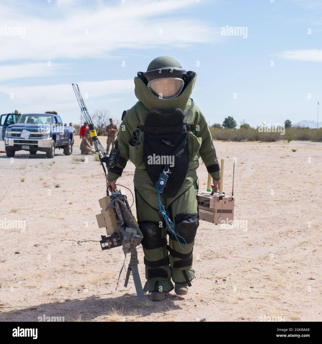 Ein Techniker der Luftwaffe für die Entsorgung explosiver Ordnungstruppen mit der 30. Tiefbaugeschwader der Vandenberg AFB, CA, geht während einer Trainingsfahrt bei Raven’s Challenge, einer jährlichen interagenturübergreifenden Organisation, an/PLT-4 und AN/PLT-5, zwei IED-Jammer, Gegen-IED-Übung mit Szenarien, die sich auf die Interoperabilität zwischen öffentlichen Sicherheitsbombenabwehreinheiten (PSBSs) und militärischen Einheiten zur Sprengstoffentsorgung (EOD) im operativen Umfeld im Pinal Airpark, AZ, 02. März 2021, konzentrieren. Stockfoto