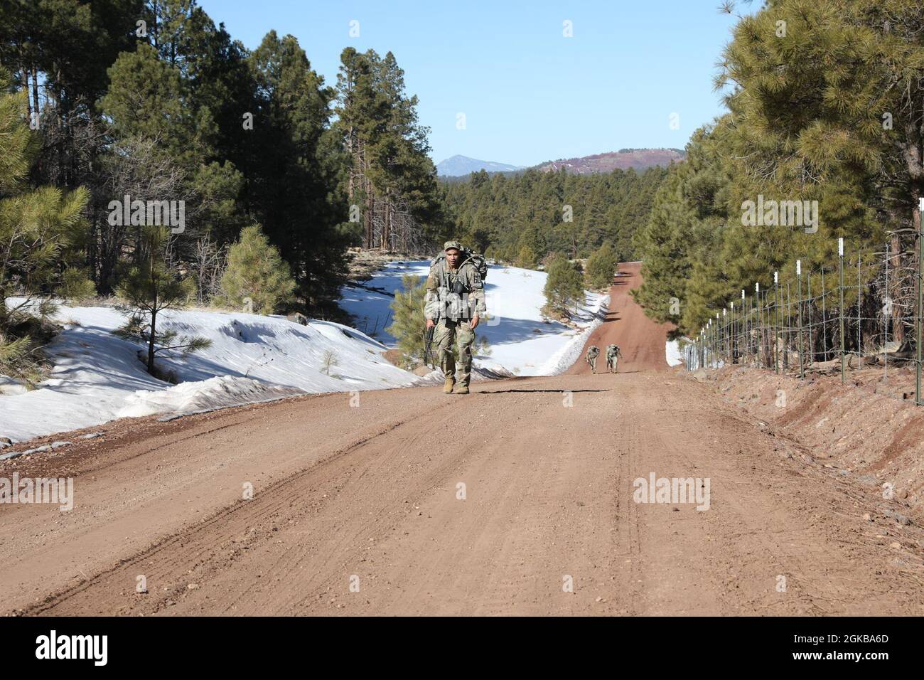 2. LT. Micah Rankin, D Company, 1-158. Infanterie, Arizona Army National Guard, bewegt sich schnell den Hügel hinauf, als er versucht, seinen Wettkampf während des Unknown Distance Ruck March Events des Arizona Best Warrior Competition 2021 in Camp Navajo, Bellemont, Arizona, am 3. März abzuhalten. Bei diesem Event müssen die Teilnehmer eine unbekannte Distanz schneller zurücklegen als die anderen Teilnehmer des Best Warrior, während sie einen Ruck Sack mit eigener Ausrüstung in einer Höhe von 7,000 Fuß tragen. Stockfoto