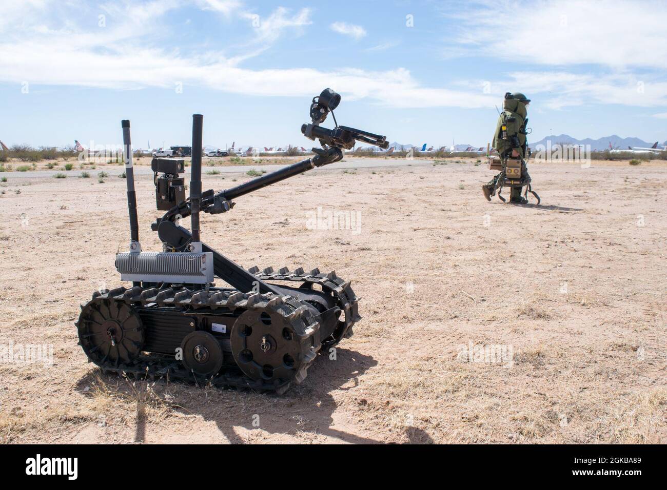 Ein Techniker der Air Force Explosive Ordnance Disposal Technician mit der 30. Tiefbaugeschwader der Vandenberg AFB, CA, geht an/PLT-4 und AN/PLT-5, zwei IED-Jammer, während er einen TALON-Roboter als „extra Augengruppe“ verwendet, um ein Problem während einer Trainingsbahn bei Raven’s Challenge, einer jährlichen interagenturübergreifenden, Gegen-IED-Übung mit Szenarien, die sich auf die Interoperabilität zwischen öffentlichen Sicherheitsbombenabwehreinheiten (PSBSs) und militärischen Einheiten zur Sprengstoffentsorgung (EOD) im operativen Umfeld im Pinal Airpark, AZ, 02. März 2021, konzentrieren. Stockfoto