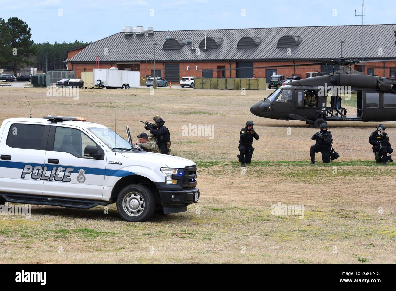 Die Verteidiger der Sicherheitskräfte des 169th Fighter Wing bilden eine Zusammenarbeit mit lokalen Strafverfolgungsbeamten des Spezialeinsatzteams des Sheriffs der Abteilung des Richland County, um agenturübergreifende aktive Schützentrainings auf der McEntire Joint National Guard Base, South Carolina, 2. März 2021, durchzuführen. UH-60 Black Hawk Mittellift-Utility-Helikopter vom South Carolina National gaurd's Company A, 1-111st Aviation Bataillon, transportierten die SRT, um sich den Verteidigern der US-Luftwaffe anzuschließen, um aktiv-Shooter-Übungsbedrohungen zu bekämpfen, und demonstrierten schnelle Reaktionsfähigkeit. Stockfoto