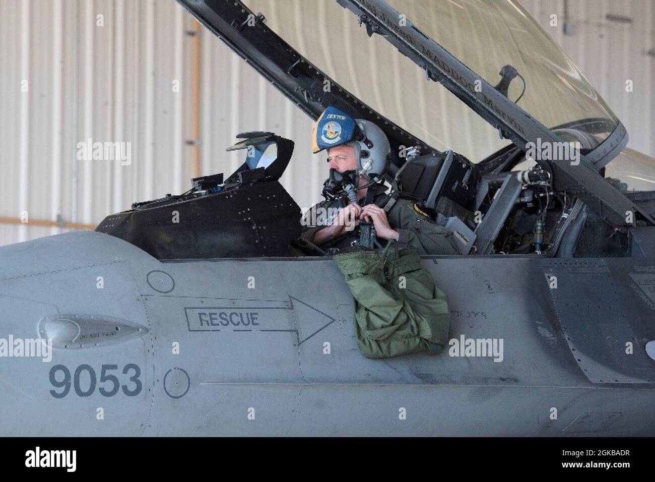 Capt. Michael Dreher, Pilot der 311th Fighter Squadron, schnürt sich in die F-16 Viper Aircraft 9053, 2. März 2021, auf der Holloman Air Force Base, New Mexico. Das 849. Flugzeug-Wartungsgeschwader verbrachte 22 Monate damit, das Flugzeug umzubauen, um in den Betriebszustand zurückzukehren. Stockfoto
