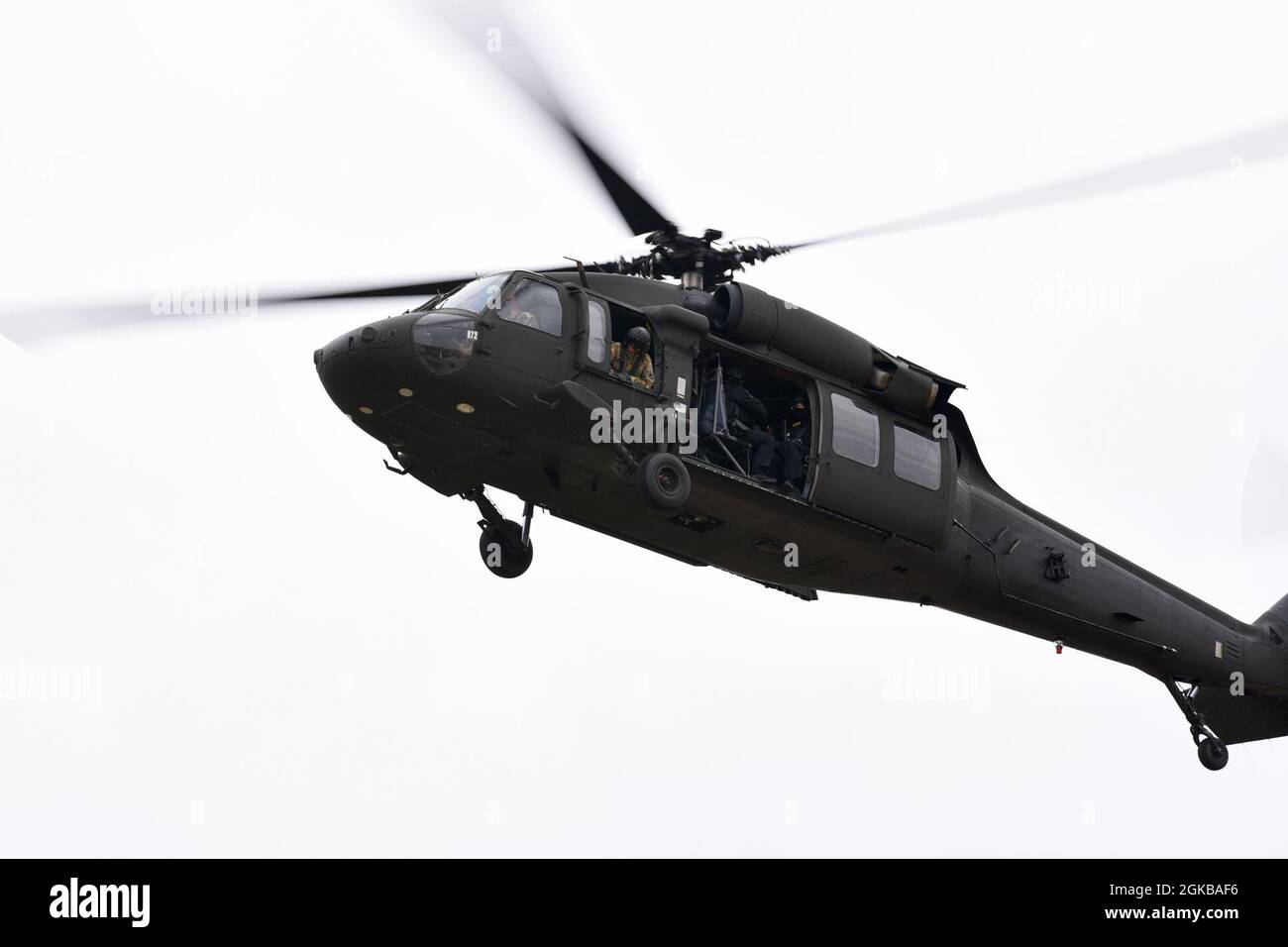 Die Verteidiger der Sicherheitskräfte des 169th Fighter Wing bilden eine Zusammenarbeit mit lokalen Strafverfolgungsbeamten des Spezialeinsatzteams des Sheriffs der Abteilung des Richland County, um agenturübergreifende aktive Schützentrainings auf der McEntire Joint National Guard Base, South Carolina, 2. März 2021, durchzuführen. UH-60 Black Hawk Mittellift-Utility-Helikopter vom South Carolina National gaurd's Company A, 1-111st Aviation Bataillon, transportierten die SRT, um sich den Verteidigern der US-Luftwaffe anzuschließen, um aktiv-Shooter-Übungsbedrohungen zu bekämpfen, und demonstrierten schnelle Reaktionsfähigkeit. Stockfoto