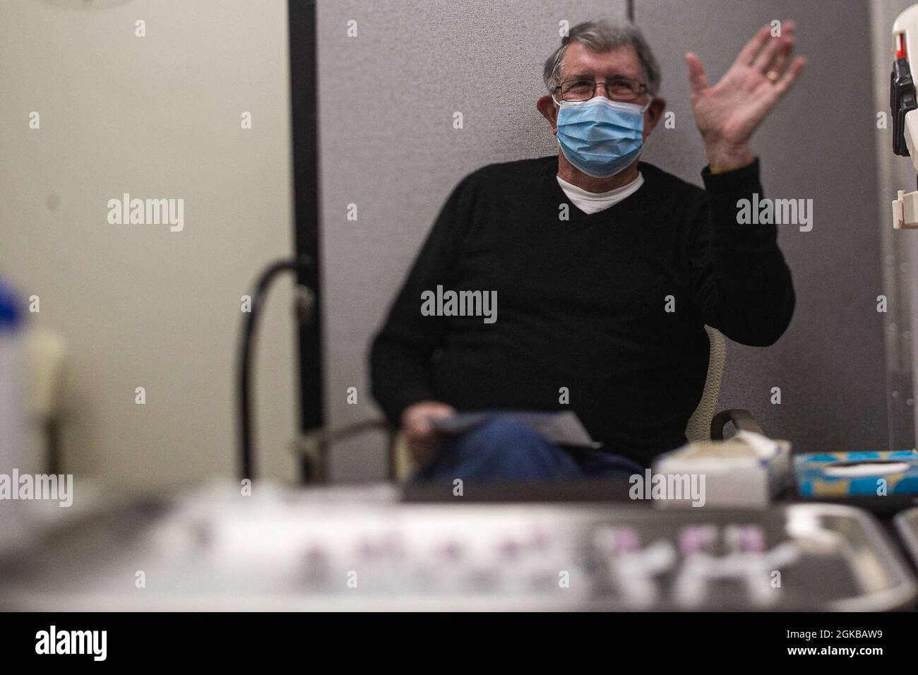 James Allison, Pastor im Ruhestand und Veteran der US-Marine, der während des Vietnamkrieges an Bord der USS Forrestal (CV-59) diente, erhielt seine erste COVID-19-Impfung an der Central Virginia VA Health Care System (CVHCS) Charlottesville Community-based Outpatient Clinic (CBOC), 2. März 2021. Nachdem Allison von 1969 bis 1971 an Bord der Forrestal als Assistentin der Kanoniere gedient hatte, trat sie in die Textilindustrie ein, bevor sie das Amt sowohl bei den Kirchen New Bern als auch bei Nortonville anführte. Allison, die in Dyke, Virginia, lebt, wird derzeit als VA-Patientin am CBOC in Charlottesville betreut. T Stockfoto