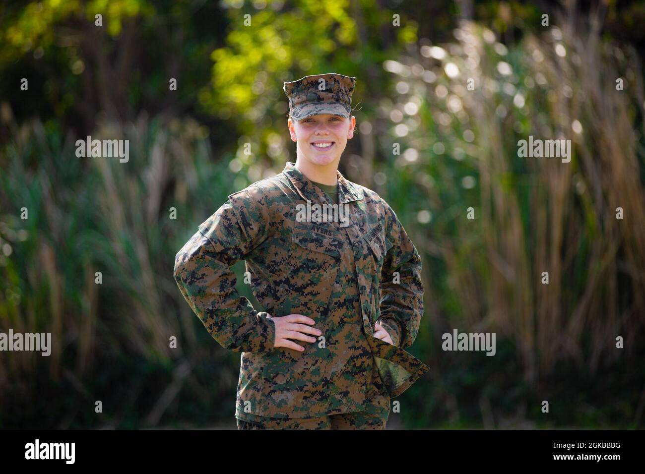 U.S. Marine Corps Lance CPL. Brooklynn Ayers, ein Ingenieur für Geheimdienst-, Überwachungs- und Aufklärungssysteme bei der 3. Marine Expeditionary Brigade, posiert für ein Foto auf Camp Courtney, Okinawa, Japan, 3. März 2021. „Ich habe das Gefühl, dass ich mit meinem Beitritt zum Marine Corps das Vorbild für meine vier kleinen Schwestern und Cousins gesetzt habe“, sagte Ayers. „mit allem, was ich tue, versuche ich, sie stolz zu machen und ein gutes Vorbild zu sein. Ich finde es wunderbar, wie weit Frauen im letzten Jahrhundert gekommen sind. Es erstaunt mich, wozu Frauen jetzt im Marine Corps in der Lage sind. Vor einhundert Jahren begannen sie gerade damit, sich zu integrieren Stockfoto