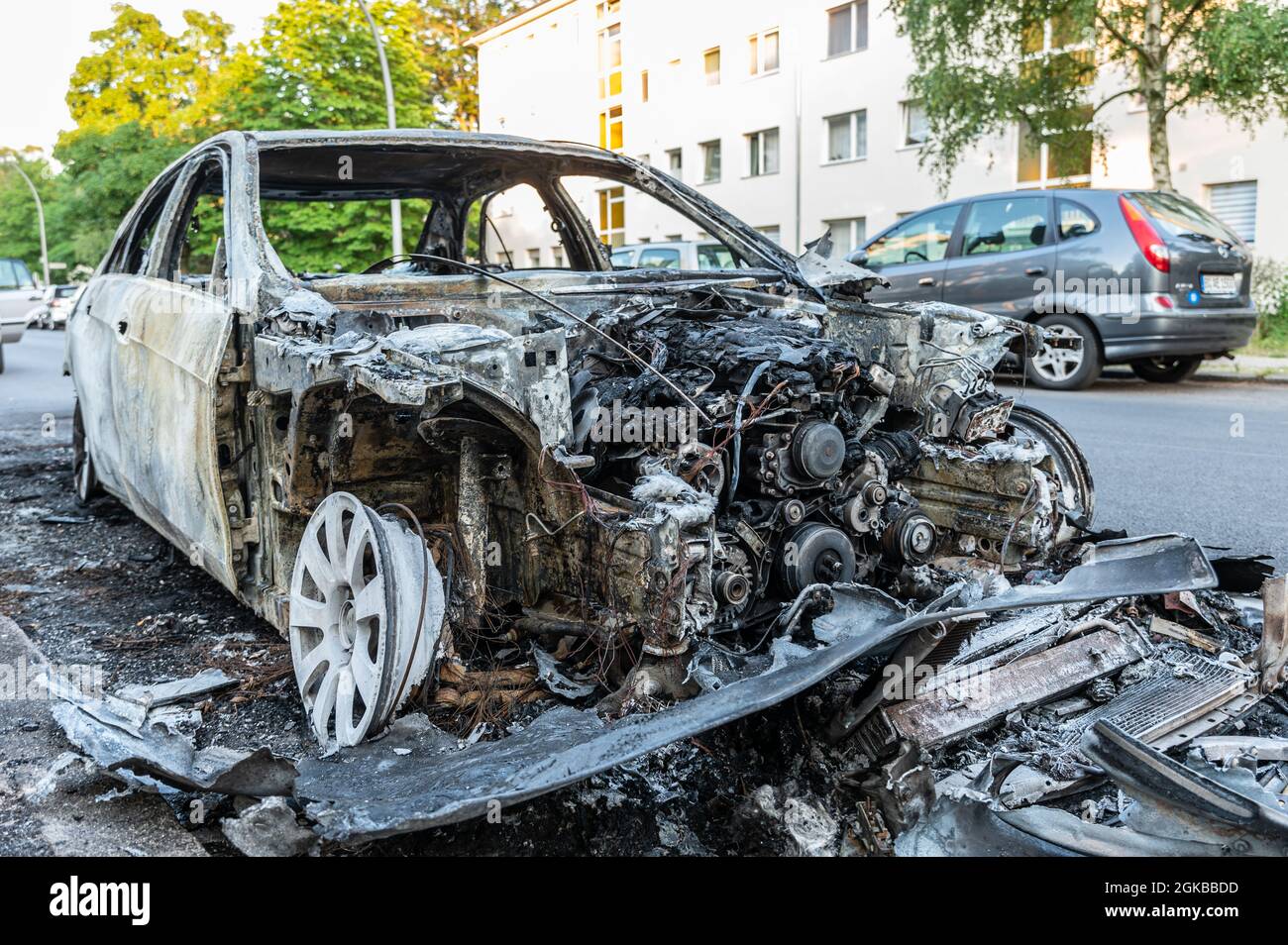 Ausgebrannte Mercedes in der Wohngegend am Straßenrand. Vorderansicht links Stockfoto