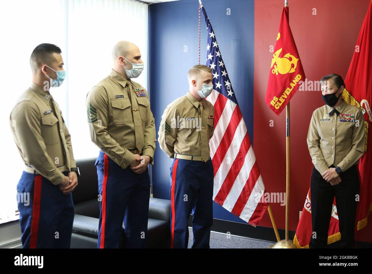 U. S. Marine Corps Brig. Gen. Julie L. Nethercot, rechts, die kommandierende Generaloberin des Marine Corps Recruit Depot and Eastern Recruiting Region (ERR), spricht während eines Besuchs der Recruiting Station in Cleveland, Ohio, am 3. März 2021 mit einigen Marineinfanteristen der Recruiting Station Cleveland. ERR ist für die Rekrutierung aller Marineinfanteristen östlich des Mississippi verantwortlich. Stockfoto