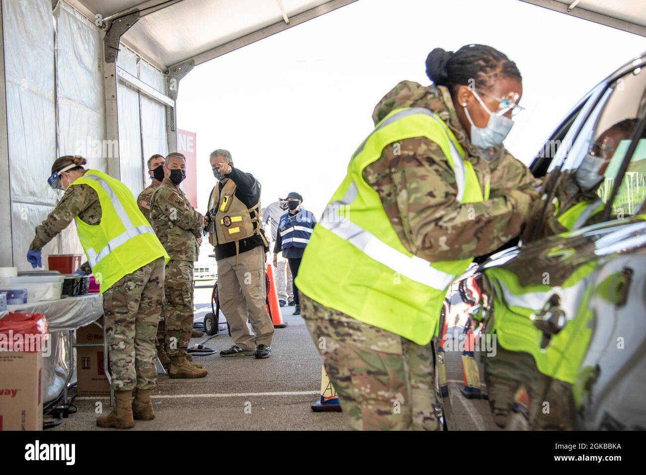 General Thomas Suelzer (hinten links), der stellvertretende Adjutant General – Air der Texas National Guard, untersucht mit Michael McClendon (hinten rechts), dem Direktor des Harris County Office of Public Health Preparedness, eine Impfspur im Community Impfzentrum im NRG Stadium in Houston, Am 3. März 2021. Das U.S. Northern Command setzt sich über die U.S. Army North weiterhin dafür ein, die Federal Emergency Management Agency im Rahmen der Reaktion der gesamten Regierung auf COVID-19 weiterhin flexibel und flexibel zu unterstützen. Stockfoto