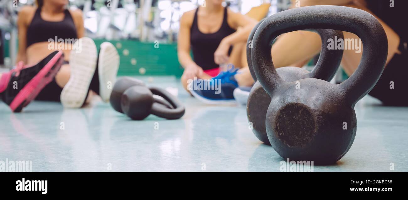 Schwarze Kugelhantel aus Eisen auf dem Boden des Fitnesscenters Stockfoto
