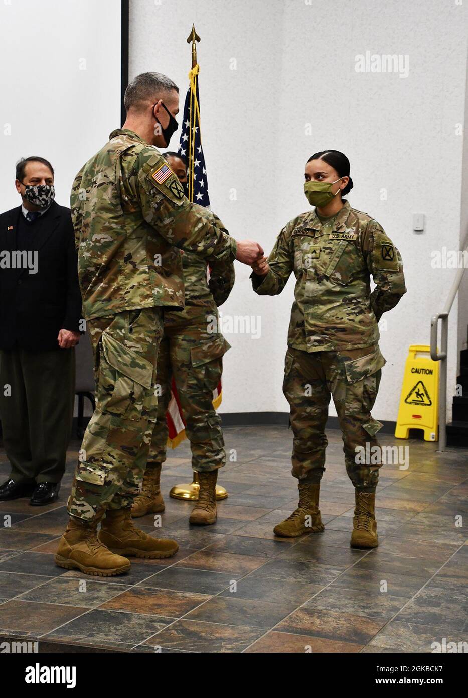 Brig. General David S. Doyle, Joint Readiness Training Center und Fort Polk kommandierender General, überreicht CPL eine Münze. Samantha Corado, Fachärztin für Paralegal, 317. Brigade-Ingenieur-Bataillon, im Büro des Stabs Judge Advocate vergibt am 3. März ein Frühstück im Showboat Theatre. Stockfoto