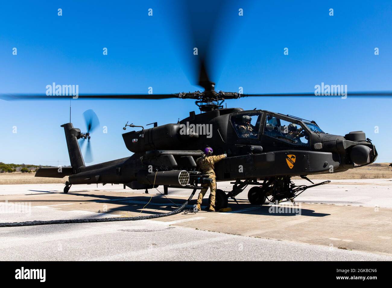 Soldaten der Bravo-Truppe, der 7. Staffel, des 17. Kavallerieregiments, der 1. Kavalleriedivision, beginnen am 3. Februar 2021 in Fort Hood, Texas, mit dem Betanken eines Apache AH-64E. Diese Veranstaltung bietet den Flugbesatzungen und Betreuern die einzige Live-Gelegenheit, während der Garnison Betankungs- und Ladevorgänge zu üben. Stockfoto