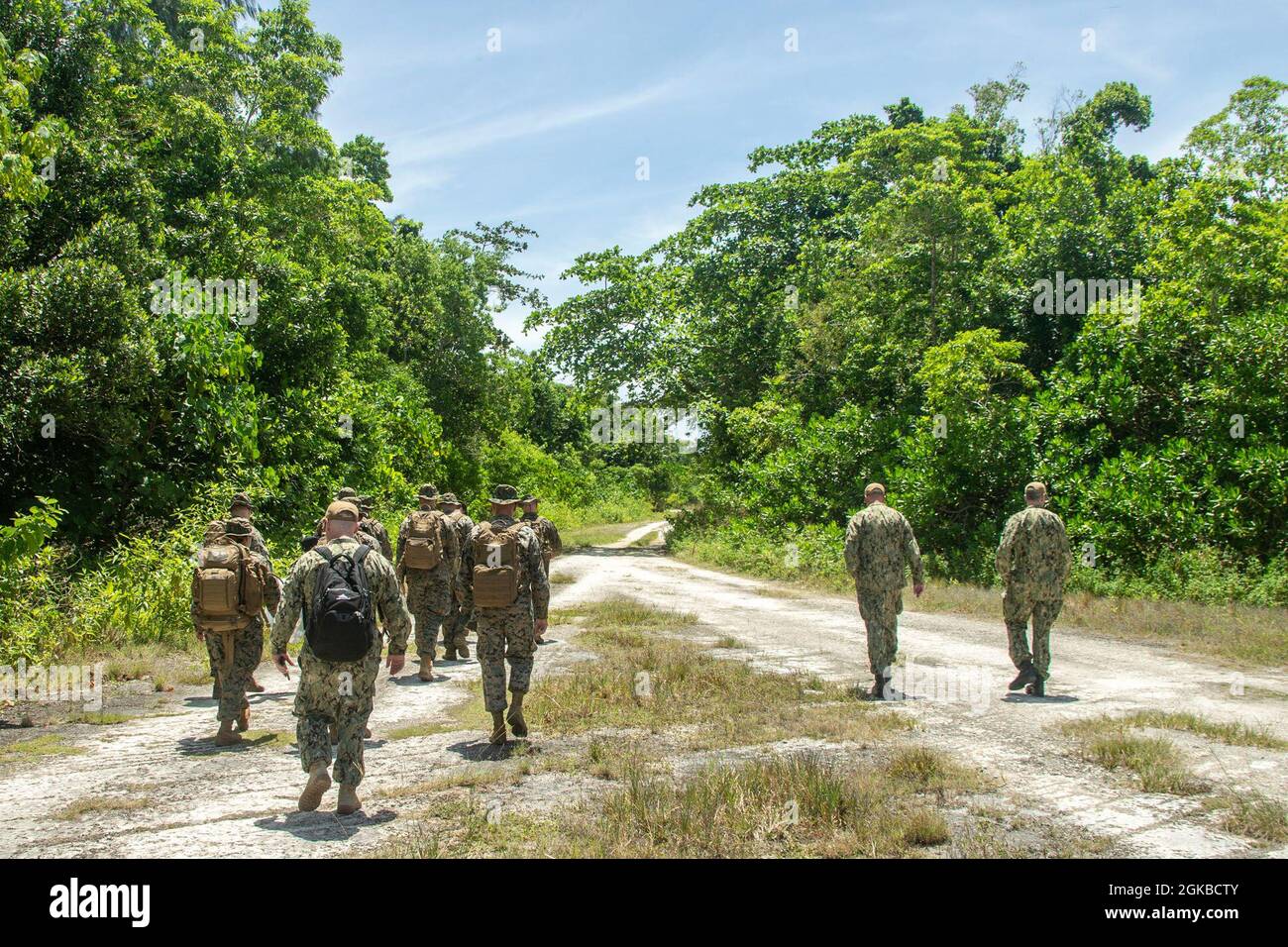 Die US-Marine und Seeleute mit der 31. Marine Expeditionary Unit (MEU) wandern zu historischen Schlachtplätzen auf der Insel Peleliu in der Republik Palau, 3. März 2021. Die 31. MEU ist an Bord von Schiffen der Amphibiengeschwader 11 im Einsatzgebiet der 7. Flotte tätig, um die Interoperabilität mit Verbündeten und Partnern zu verbessern und als einsatzbereite Einsatztruppe für den Frieden und die Stabilität in der Region Indo-Pazifik zu dienen. Stockfoto