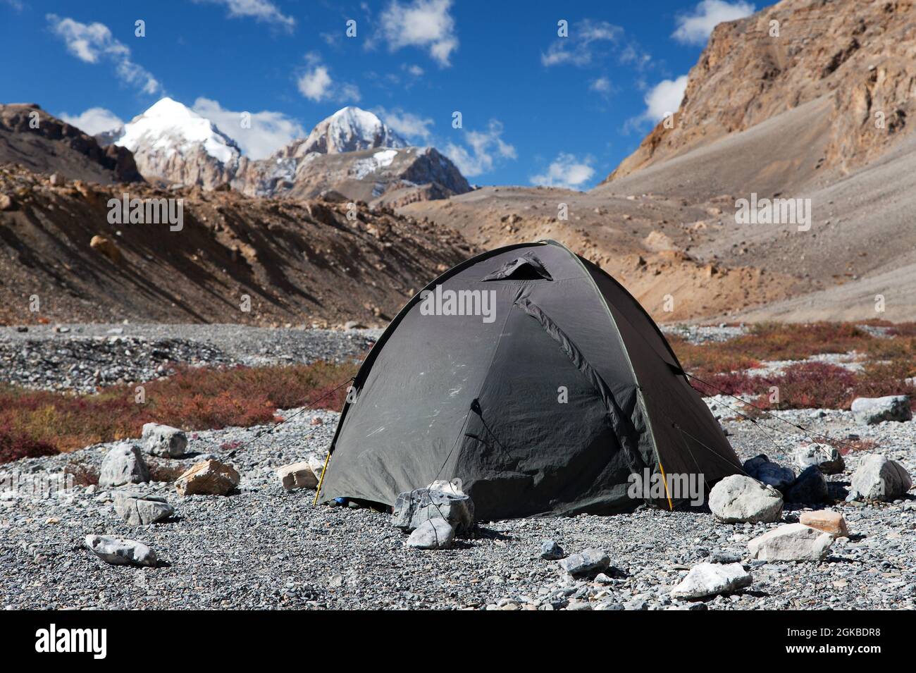 Zelt in Himalaya-Bergen - Trek von Ladakh nach Himachal Pradesh - Indien Stockfoto
