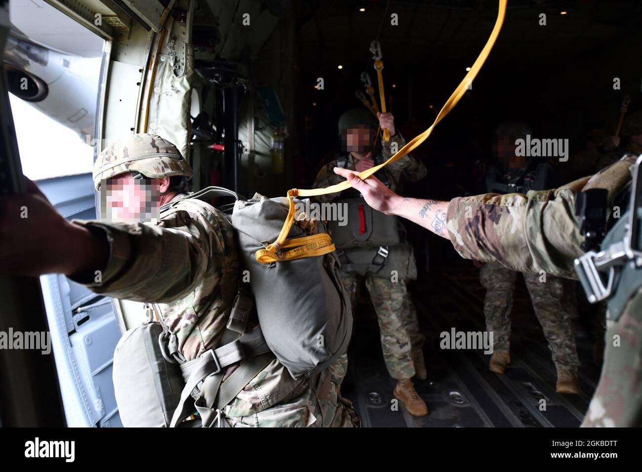 US Special Operations Forces bereiten sich auf den Ausstieg eines C-130J Super Hercules-Flugzeugs in der Nähe von Stuttgart am 3. März 2021 vor. Das Special Operations Command Europe (SOCEUR) führt statische Linien- und Freifallflugoperationen durch, um die Leistungsfähigkeit zu erhalten. Stockfoto