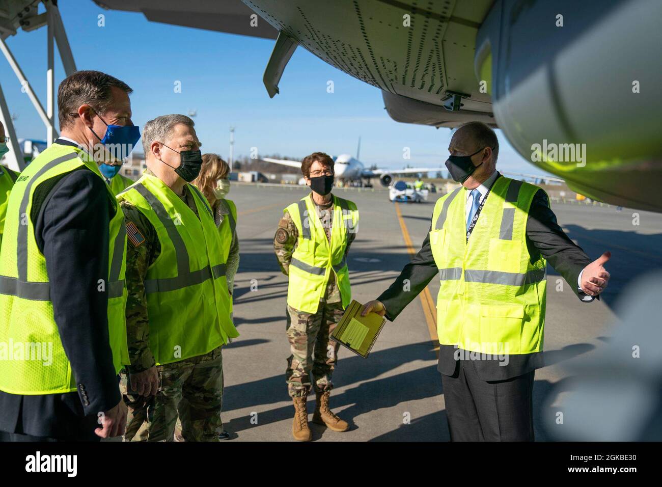 Der General der Armee, Mark A. Milley, Vorsitzender der Stabschefs, und die Generalleutnant der Luftwaffe, Jacqueline D. Van Ovost, Kommandantin des Air Mobility Command, erhalten eine Führung durch einen KC-46-Lufttanker in der Boeing Everett-Fabrik in Everett, Washington, 3. März 2021. Stockfoto