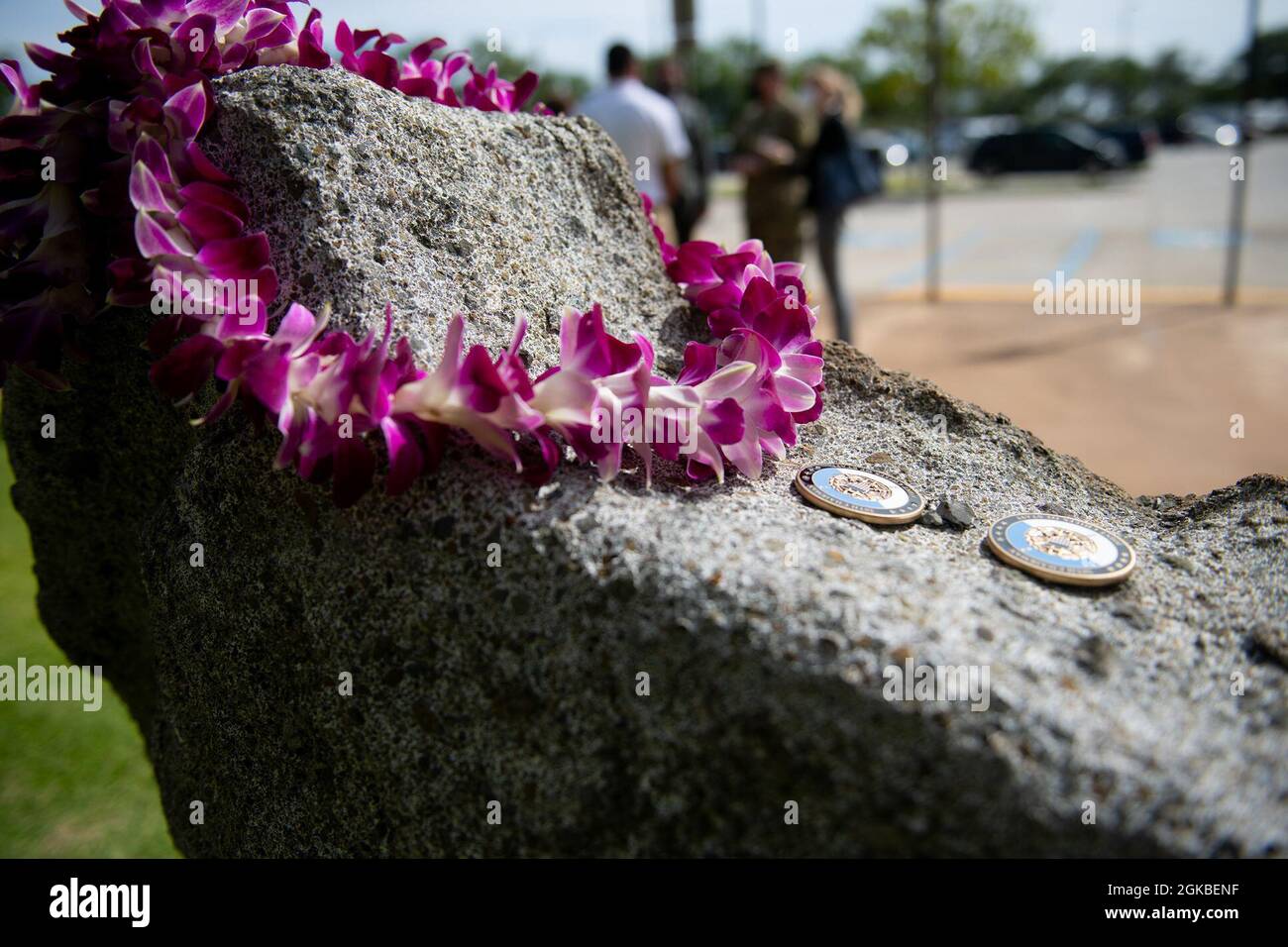 Münzen und eine lei werden nach einer Lei-Zeremonie in der Einrichtung der Verteidigungsgefangenen/MIA Accounting Agency (DPAA) auf der gemeinsamen Basis Pearl Harbor-Hickam, Hawaii, 4. März 2021, an einem Denkmal gezeigt. Die Mission der DPAA ist es, die bestmögliche Rechenschaft über vermisste und nicht bilanzierte US-Mitarbeiter für ihre Familien und unser Land zu erlangen. Stockfoto