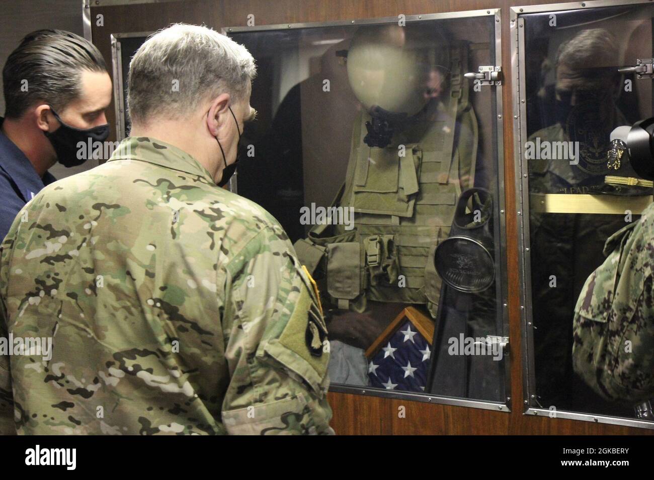 210304-N-BN188-2004 PACIFIC OCEAN (4. März 2021) Chairman of the Joint Chiefs of Staff General Mark A. Milley, Right, and LT. j.g. Thomas Bauer, besuchen Sie eine Gedenkfeier während eines Besuchs an Bord der Arleigh Burke-Klasse Zerstörer USS Michael Murphy (DDG 112). Die Ausstellung ehrt das Leben und den Dienst von LT. Michael Murphy und enthält mehrere persönliche Gegenstände, darunter eine Uniform, die Murphy während seines aktiven Dienstes getragen hat. Während des Besuchs besichtigte Milley das Schiff und besuchte mit Matrosen. Stockfoto