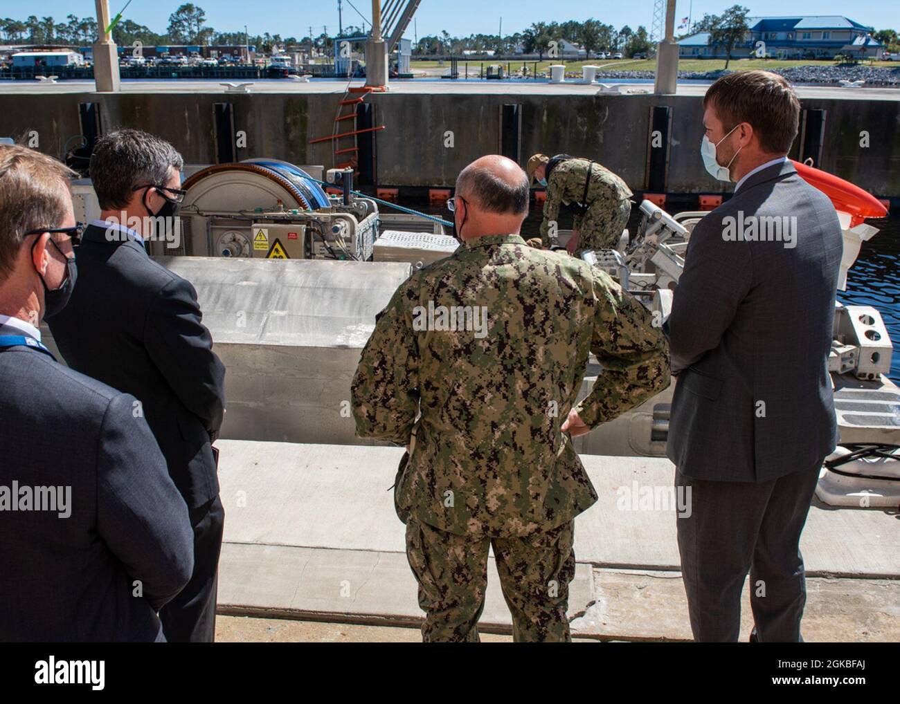 Dr. Peter Adair (ganz links), technischer Direktor am Naval Surface Warfare Center Panama City Division, diskutiert unbemannte Systeme mit den NSWC PCD-Ingenieuren Evan McCaw (links), Ricky McNaron (rechts) und ADM. Mike Gilday (Mitte), Chief of Naval Operations, März 4. Stockfoto