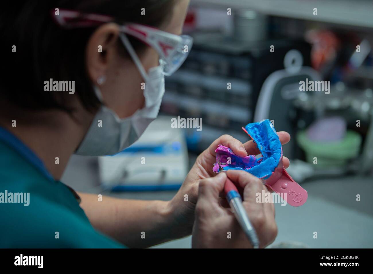 Ein Prothetiker mit dem 1. Special Operations Operational Medical Readiness Squadron inspiziert eine Mundform in Hurlburt Field, Florida, 04. März 2021. Prosthodontisten helfen Airmen, ihre Lebensqualität durch die Behandlung von oralen Erkrankungen und Fehlbildungen zu verbessern. Stockfoto