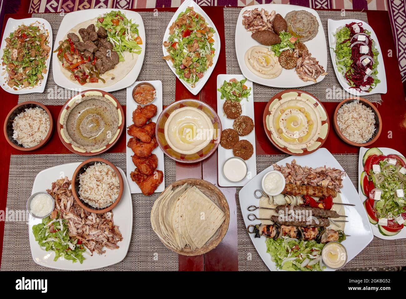 Tisch mit verschiedenen typischen Gerichten der libanesischen Küche. halal  Essen. Arabisches Essen. Draufsicht. Shawarma Stockfotografie - Alamy