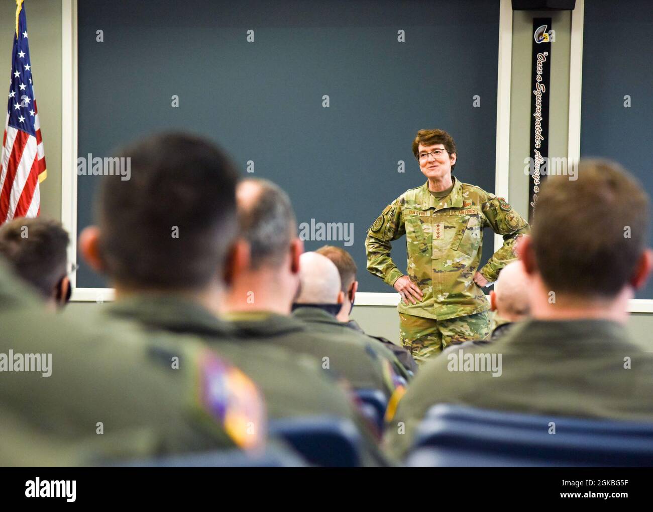 Jaqueline Van Ovost, General der U.S. Air Force, Kommandant des Air Mobility Command, informiert die Piloten der KC-135 Stratotanker auf der Fairchild Air Force Base, Washington, 4. März 2021. Van Ovost informierte über die Zukunft des Berufsfeldes sowie über die Zukunft der Luftbetankung. Stockfoto