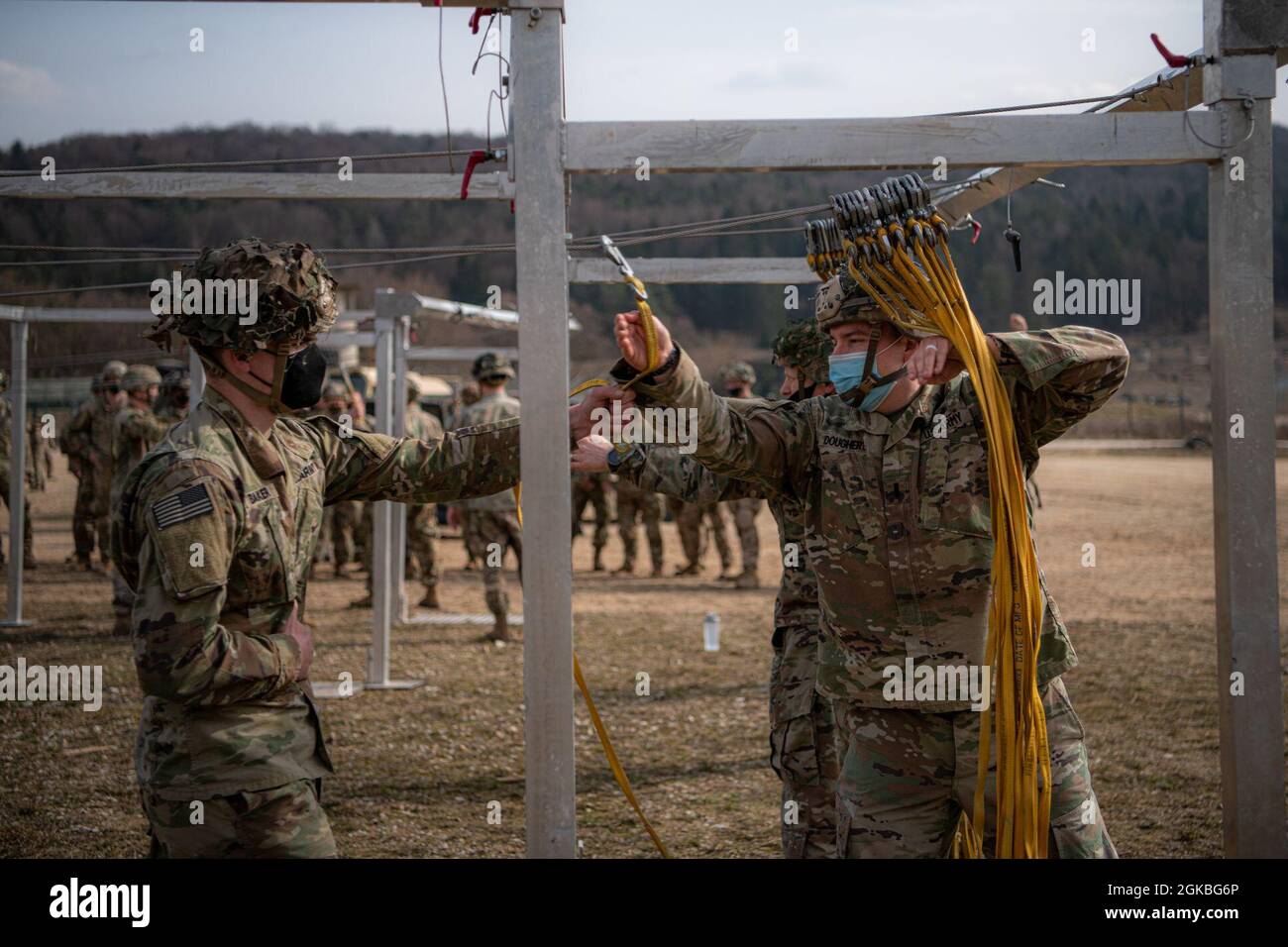 Ein Jumpmaster der US-Armee, der dem 2. Bataillon, dem 503. Fallschirmjäger-Regiment, der 173. Luftbrigade, zugewiesen wurde, erhält am 4. März 2021 im Rahmen der Übung Rock Topside II im Joint Multinary Readiness Center in Hohenfels, Deutschland, eine statische Linie des Jumpers. Die 173. Airborne Brigade ist die Notfalleinsatztruppe der US-Armee in Europa und stellt schnell einsatzfähige Streitkräfte für die verantwortlichen Bereiche der Vereinigten Staaten in Europa, Afrika und Central Command bereit. Die Brigade, die in ganz Italien und Deutschland eingesetzt wird, trainiert routinemäßig neben NATO-Verbündeten und Stockfoto