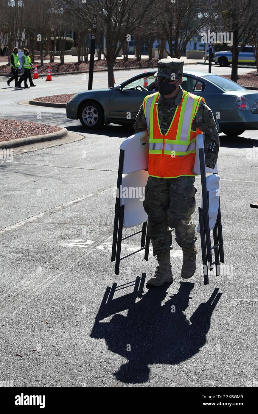 Fünfzig Soldaten der Nationalgarde von North Carolina entsenden zur COVID-19-Operation in Raleigh, North Carolina, 4. März 2021. Die Soldaten, die dem Kampfteam der 30. Panzerbrigade der NCNG und der 113. Nachhaltigkeitsbrigade zugeteilt wurden, leiteten den Fahrzeugverkehr und leistten logistische und administrative Unterstützung für das Notfallmanagement des Bezirks Wake und die Freiwilligen. Stockfoto