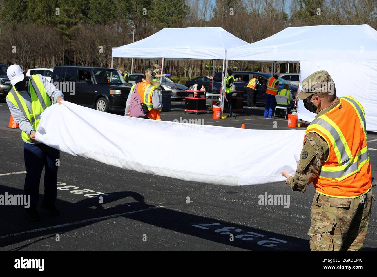 Fünfzig Soldaten der Nationalgarde von North Carolina entsenden zur COVID-19-Operation in Raleigh, North Carolina, 4. März 2021. Die Soldaten, die dem Kampfteam der 30. Panzerbrigade der NCNG und der 113. Nachhaltigkeitsbrigade zugeteilt wurden, leiteten den Fahrzeugverkehr und leistten logistische und administrative Unterstützung für das Notfallmanagement des Bezirks Wake und die Freiwilligen. Stockfoto