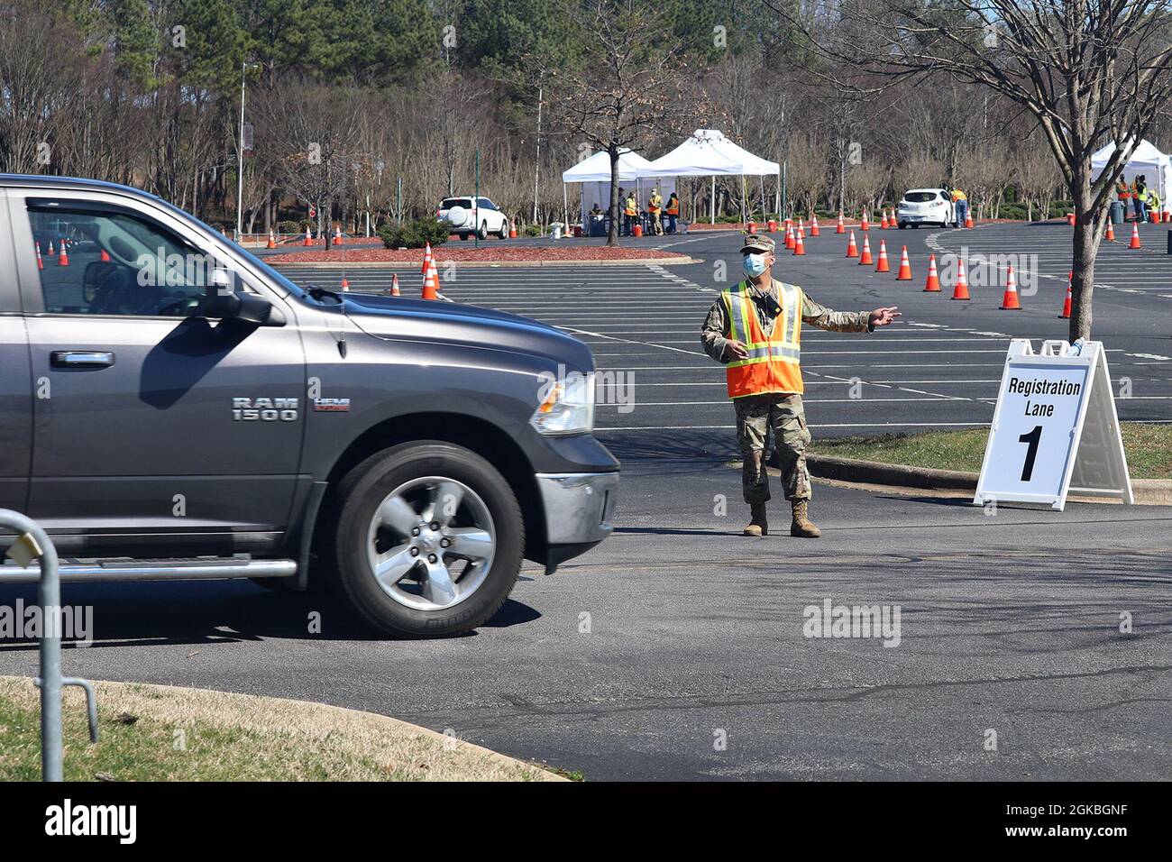 Fünfzig Soldaten der Nationalgarde von North Carolina entsenden zur COVID-19-Operation in Raleigh, North Carolina, 4. März 2021. Die Soldaten, die dem Kampfteam der 30. Panzerbrigade der NCNG und der 113. Nachhaltigkeitsbrigade zugeteilt wurden, leiteten den Fahrzeugverkehr und leistten logistische und administrative Unterstützung für das Notfallmanagement des Bezirks Wake und die Freiwilligen. Stockfoto