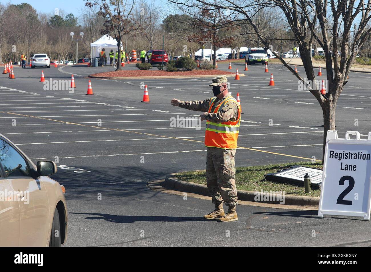 Fünfzig Soldaten der Nationalgarde von North Carolina entsenden zur COVID-19-Operation in Raleigh, North Carolina, 4. März 2021. Die Soldaten, die dem Kampfteam der 30. Panzerbrigade der NCNG und der 113. Nachhaltigkeitsbrigade zugeteilt wurden, leiteten den Fahrzeugverkehr und leistten logistische und administrative Unterstützung für das Notfallmanagement des Bezirks Wake und die Freiwilligen. Stockfoto