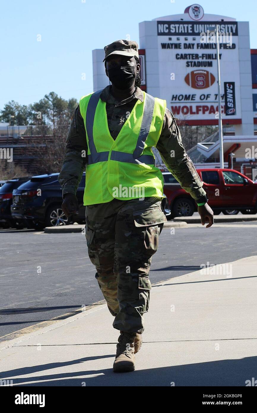 Fünfzig Soldaten der Nationalgarde von North Carolina entsenden zur COVID-19-Operation in Raleigh, North Carolina, 4. März 2021. Die Soldaten, die dem Kampfteam der 30. Panzerbrigade der NCNG und der 113. Nachhaltigkeitsbrigade zugeteilt wurden, leiteten den Fahrzeugverkehr und leistten logistische und administrative Unterstützung für das Notfallmanagement des Bezirks Wake und die Freiwilligen. Stockfoto