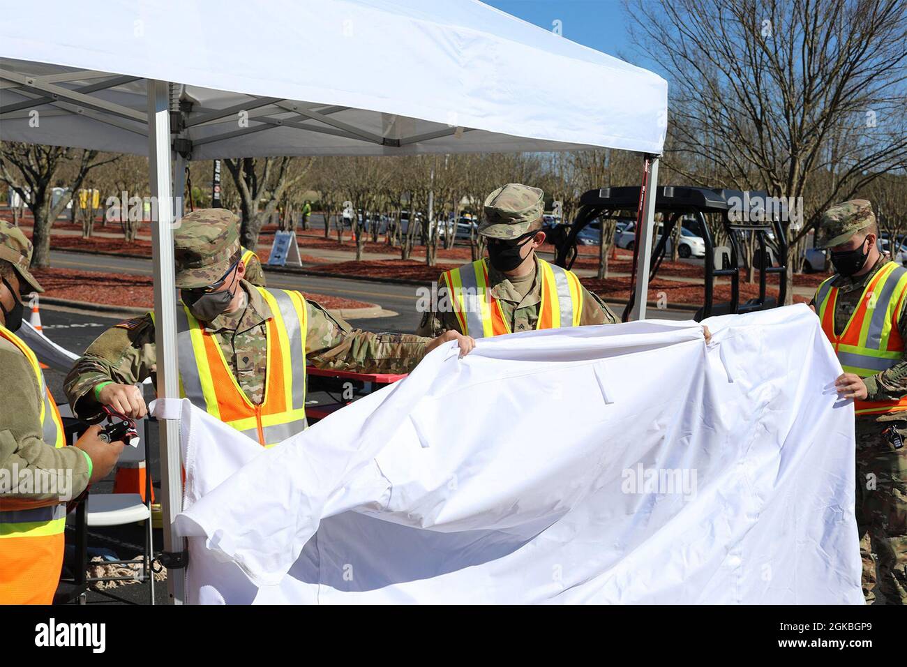 Fünfzig Soldaten der Nationalgarde von North Carolina entsenden zur COVID-19-Operation in Raleigh, North Carolina, 4. März 2021. Die Soldaten, die dem Kampfteam der 30. Panzerbrigade der NCNG und der 113. Nachhaltigkeitsbrigade zugeteilt wurden, leiteten den Fahrzeugverkehr und leistten logistische und administrative Unterstützung für das Notfallmanagement des Bezirks Wake und die Freiwilligen. Stockfoto