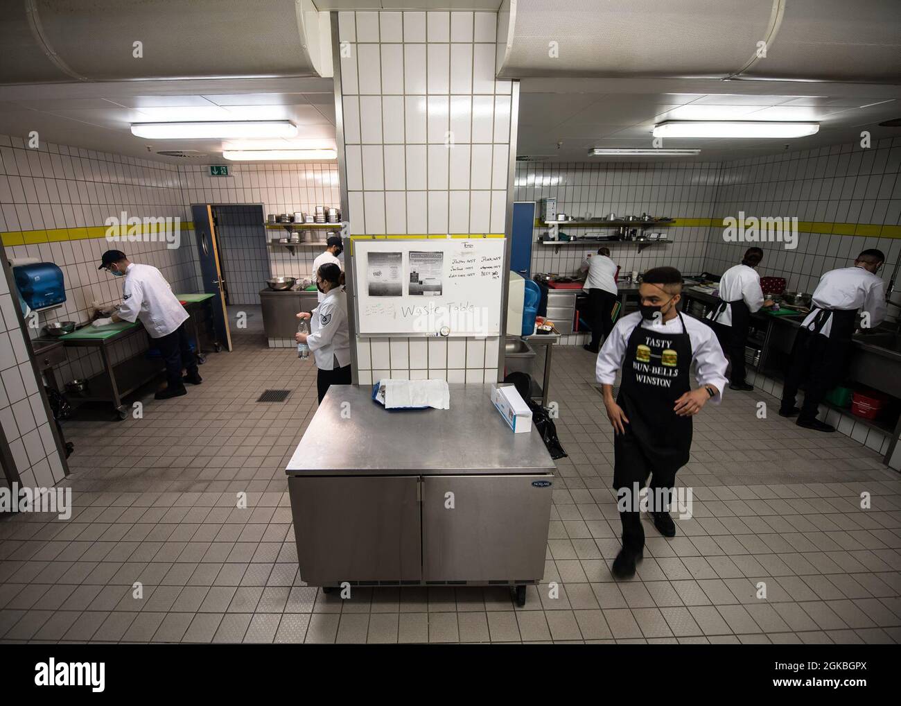 Flieger des 786. Force Support Squadron arbeiten an ihren Stationen während eines Cook-off-Wettbewerbs auf der Luftwaffenstation Kapaun, Deutschland, am 4. März 2021. Zwei Teams aus sechs und sieben Airmen aus der 786. FSS traten in einem drei-Gänge-Sieger-Takes-all-Cook-off gegeneinander an. Stockfoto