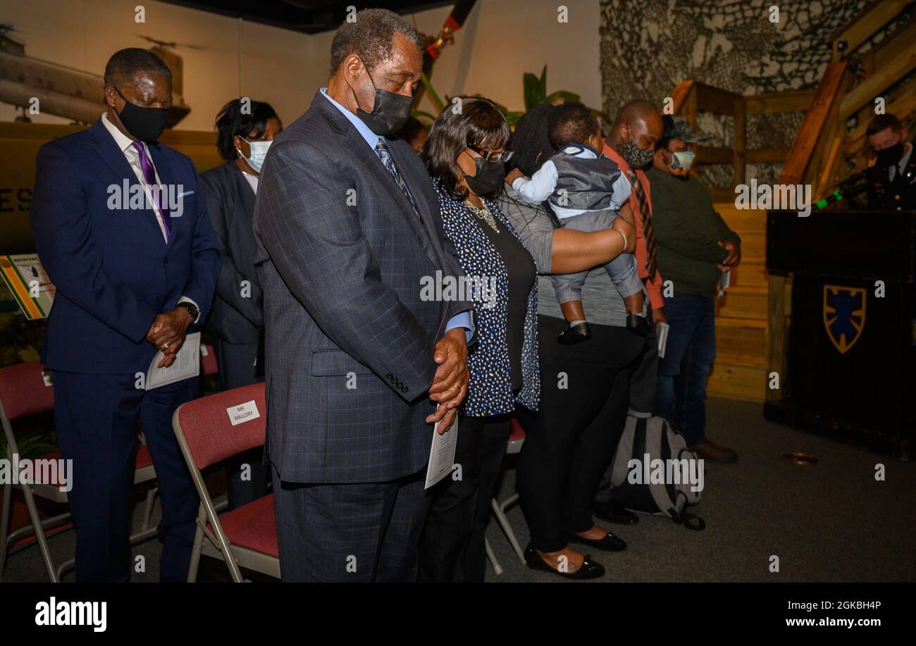 Ronald Mallory, ein Veteran des Vietnamkriegs, betet mit seiner Familie während einer Anrufung für seine Bronzestarmedaille im U.S. Army Transportation Museum auf der Joint Base Langley-Eustis, Virginia, 4. März 2020. Mallory strebte 50 Jahre lang danach, seine Bronze-Star-Medaille für seine Aktionen während des Krieges zu erhalten, und ließ seine Medaille schließlich mit Unterstützung von Veteranen und einem US-Kongressabgeordneten genehmigen. Stockfoto