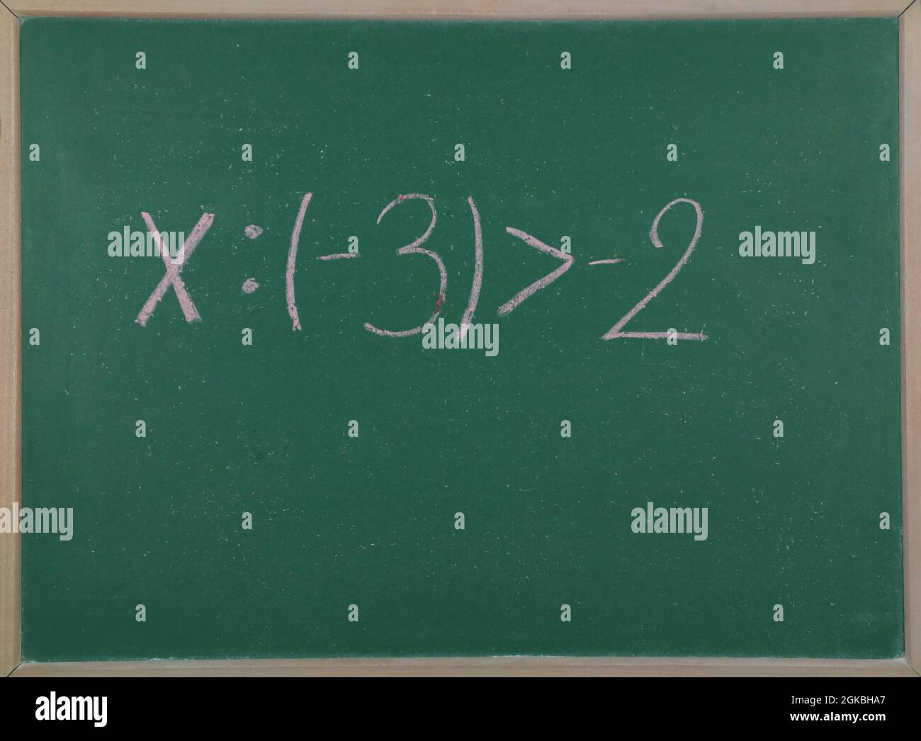 Mathe-Aufgabe für die Grundschule geschrieben in Kreide auf dem Schulrat. Stockfoto